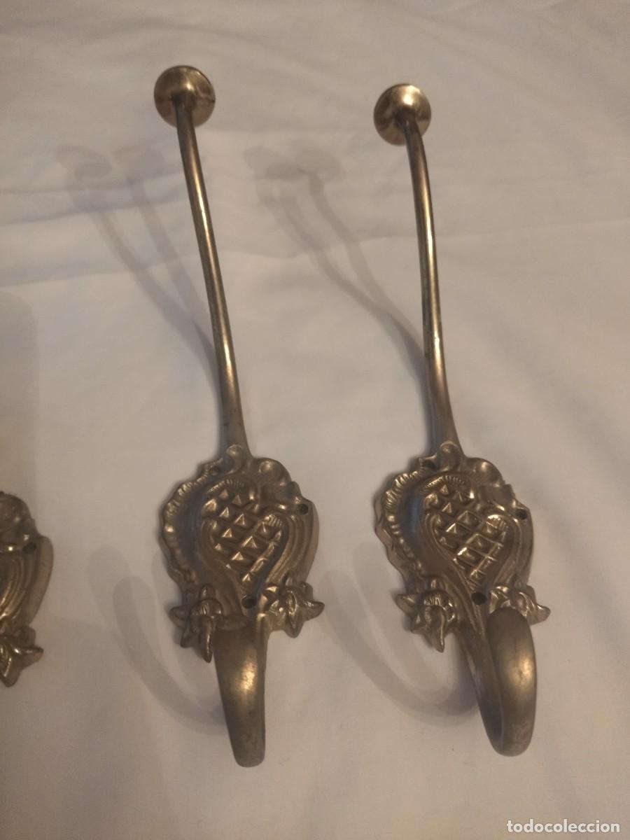 Antig&uuml;edades: Lote de 3 percheros de pared de bronce. - Foto 5