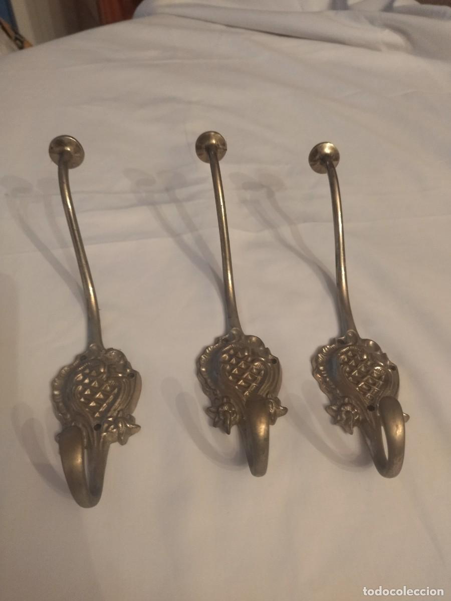 Antig&uuml;edades: Lote de 3 percheros de pared de bronce. - Foto 6