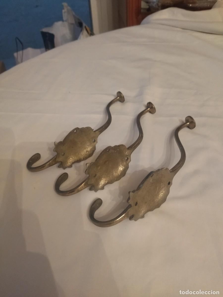 Antig&uuml;edades: Lote de 3 percheros de pared de bronce. - Foto 7