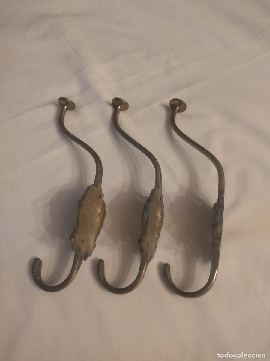 Antig&uuml;edades: Lote de 3 percheros de pared de bronce. - Foto 8