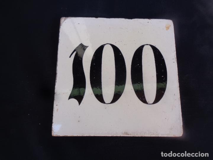 Antig&uuml;edades: ANTIGUO AZULEJO CON N&Uacute;MERO 100 - Foto 1