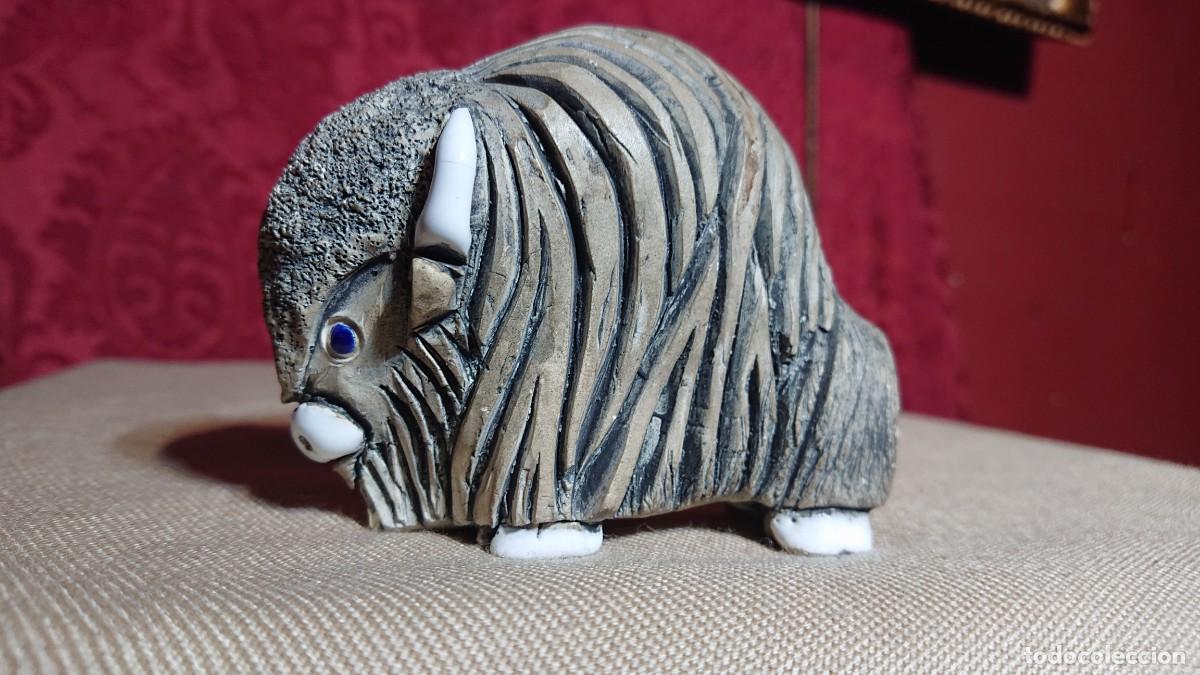 Oggetti Antichi: FIGURA CERAMICA / PORCELANA DE BISONTE - FIRMA EN LA BASE -