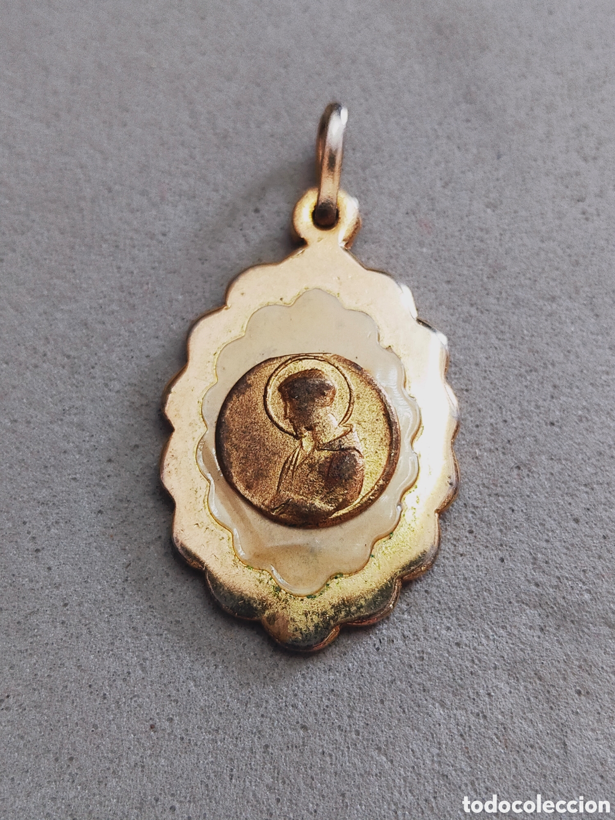 Antig&uuml;edades: MEDALLA EN METAL DORADO. - Foto 3