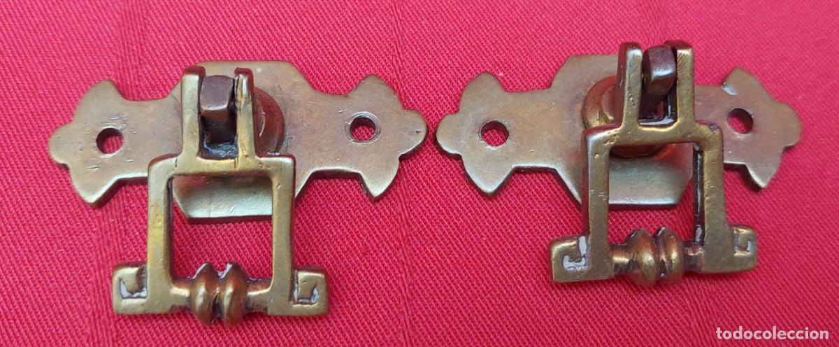 Antig&uuml;edades: PAREJA DE PEQUE&Ntilde;OS TIRADORES DE BRONCE - Foto 1