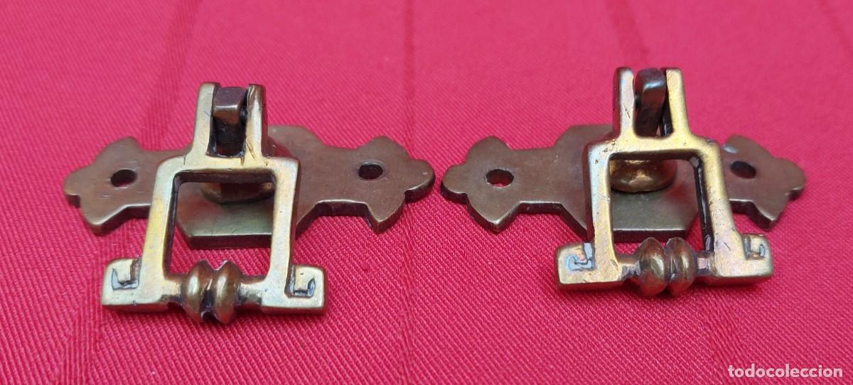 Antig&uuml;edades: PAREJA DE PEQUE&Ntilde;OS TIRADORES DE BRONCE - Foto 3