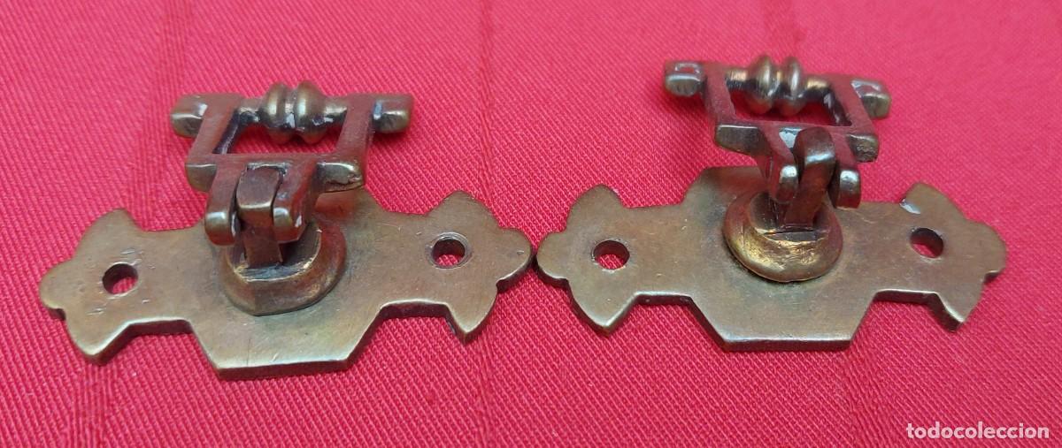 Antig&uuml;edades: PAREJA DE PEQUE&Ntilde;OS TIRADORES DE BRONCE - Foto 4
