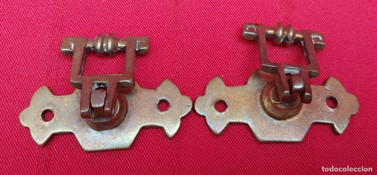 Antig&uuml;edades: PAREJA DE PEQUE&Ntilde;OS TIRADORES DE BRONCE - Foto 5