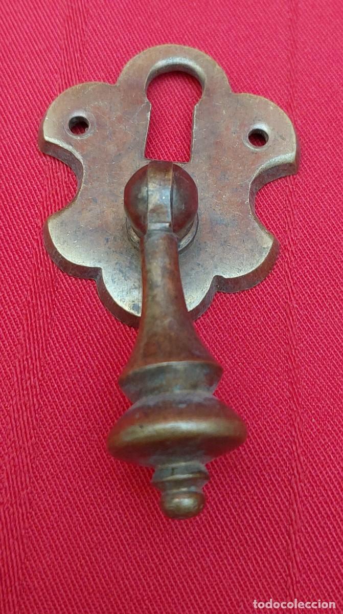 Antig&uuml;edades: TIRADOR DE BRONCE CON BOCA LLAVE - Foto 1
