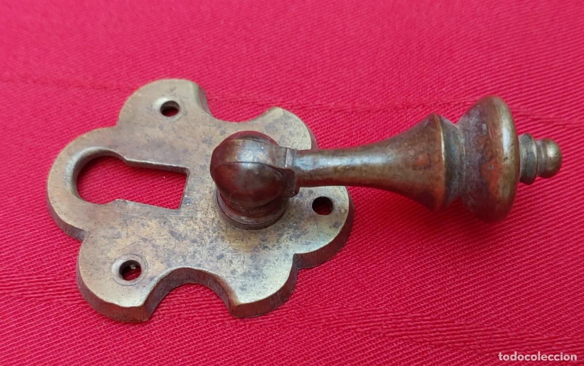Antig&uuml;edades: TIRADOR DE BRONCE CON BOCA LLAVE - Foto 2