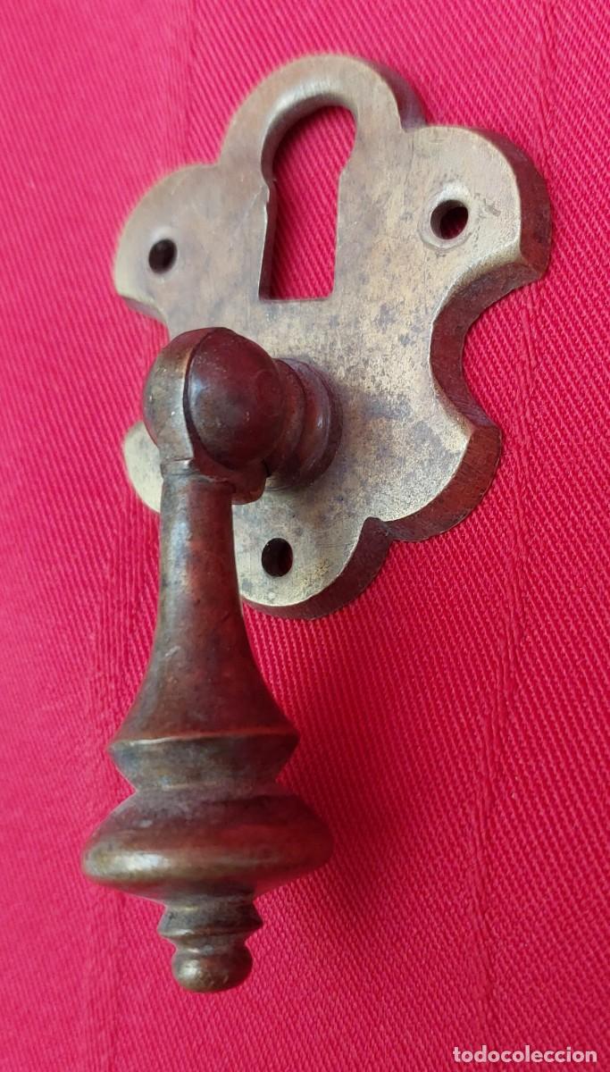 Antig&uuml;edades: TIRADOR DE BRONCE CON BOCA LLAVE - Foto 3