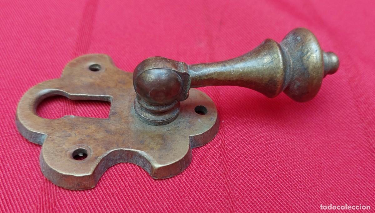 Antig&uuml;edades: TIRADOR DE BRONCE CON BOCA LLAVE - Foto 4