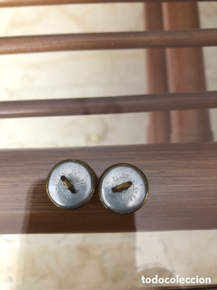 Antig&uuml;edades: 3 botones de uniformes militares - Foto 3
