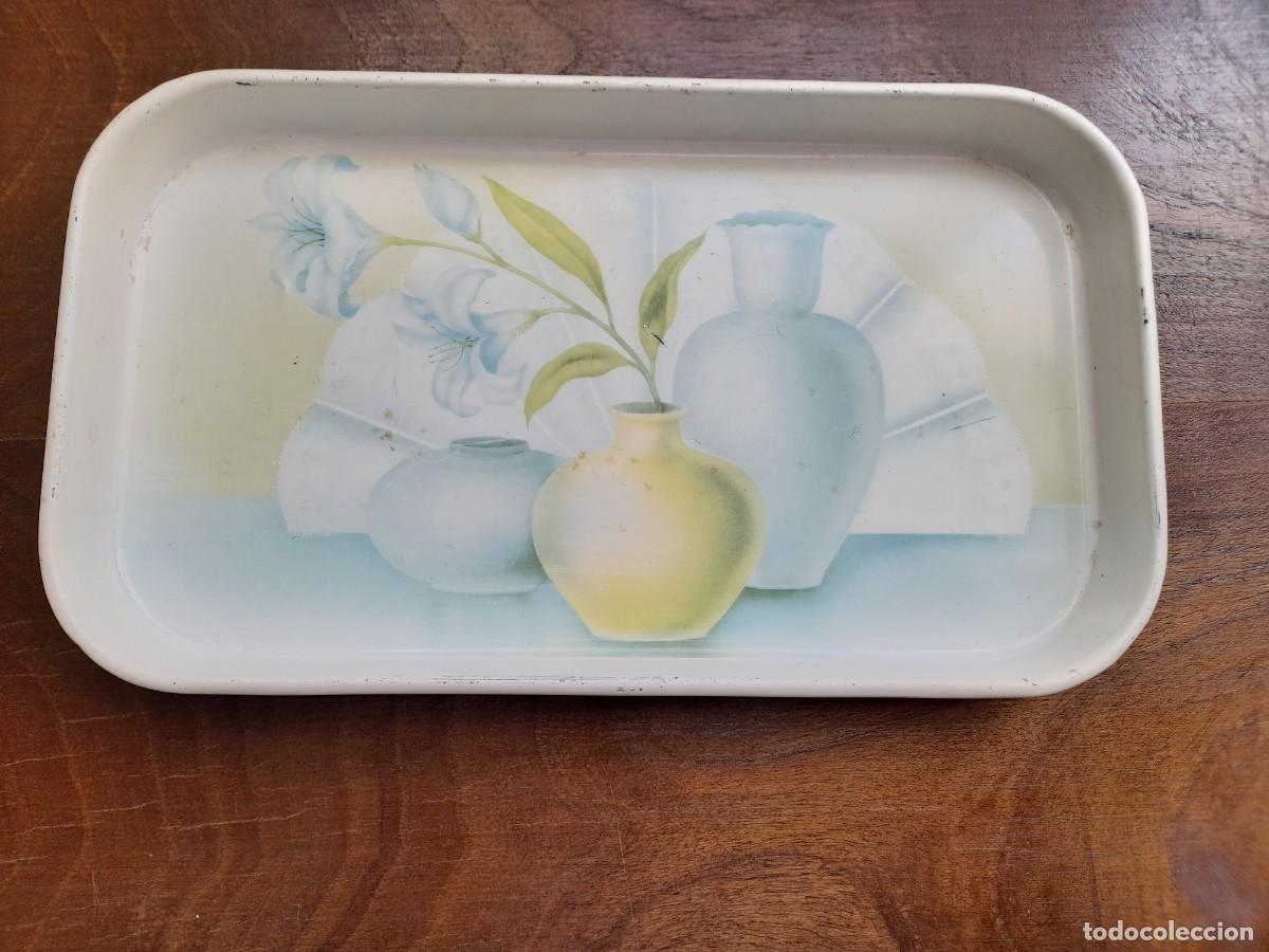 Antig&uuml;edades: Bandeja de chapa decorada con jarrones y flor - Foto 1