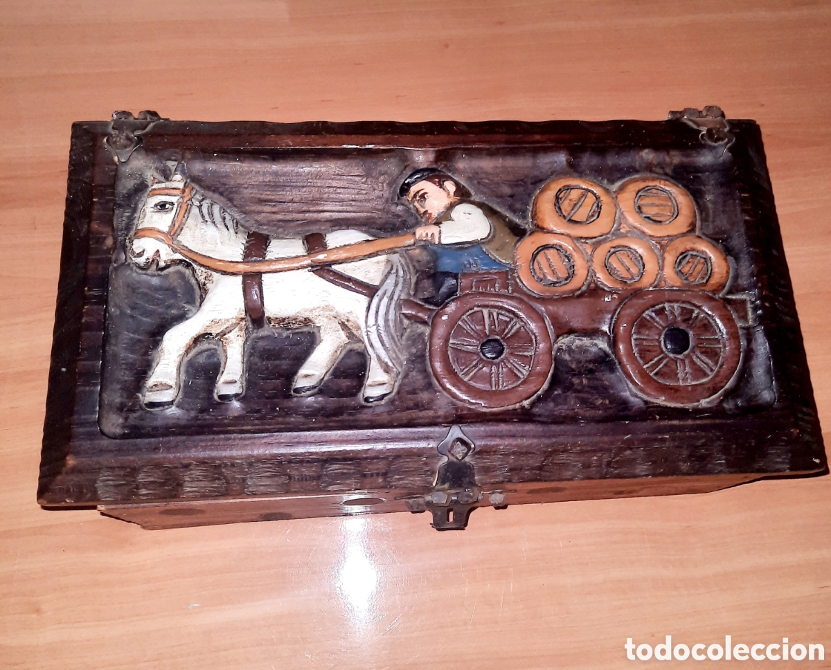 Antig&uuml;edades: Antiguo ba&uacute;l de madera tallada policromada - Foto 2