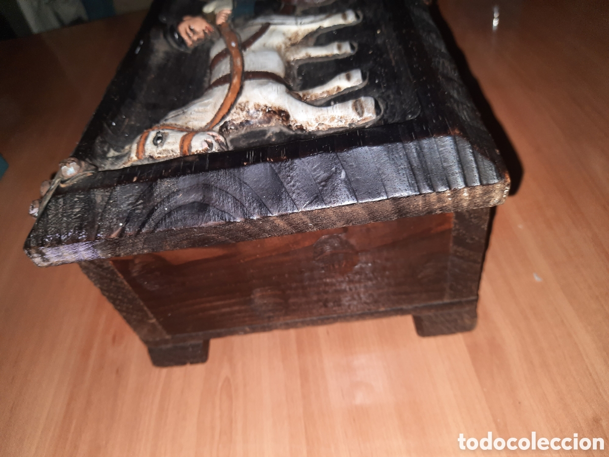 Antig&uuml;edades: Antiguo ba&uacute;l de madera tallada policromada - Foto 5