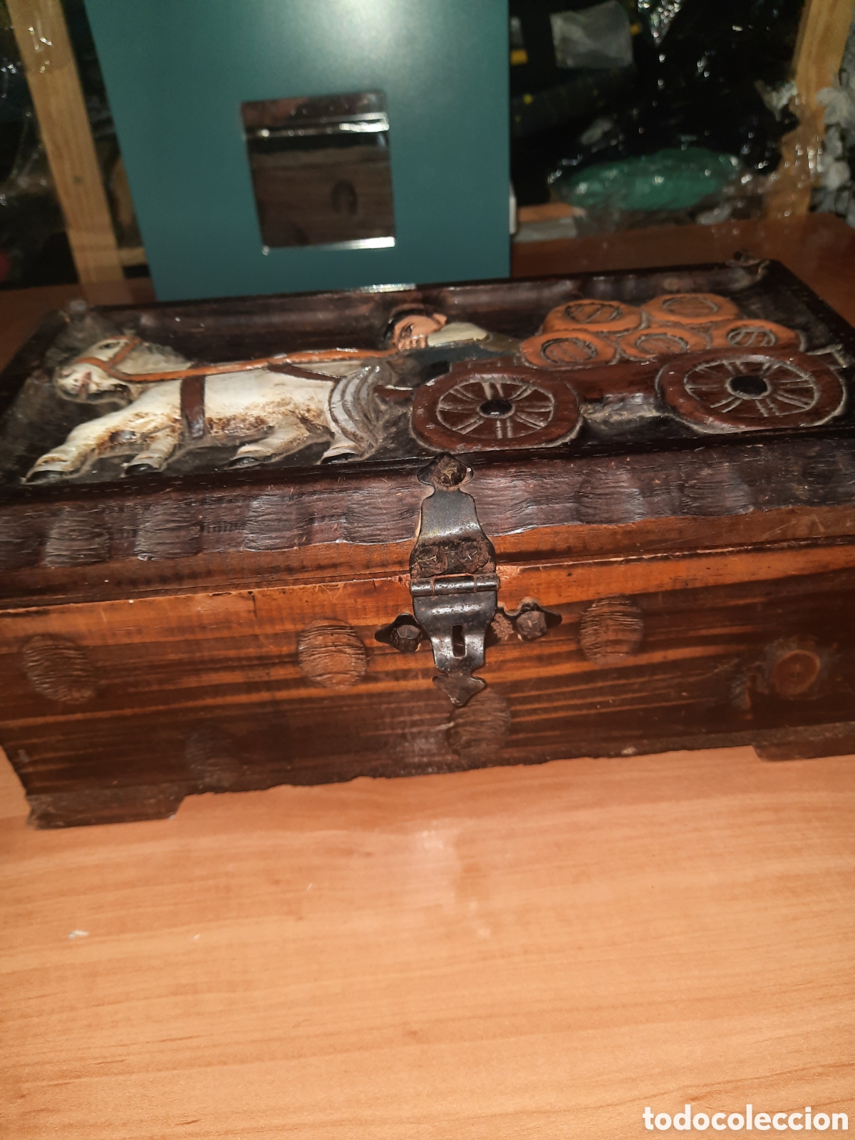 Antig&uuml;edades: Antiguo ba&uacute;l de madera tallada policromada - Foto 6