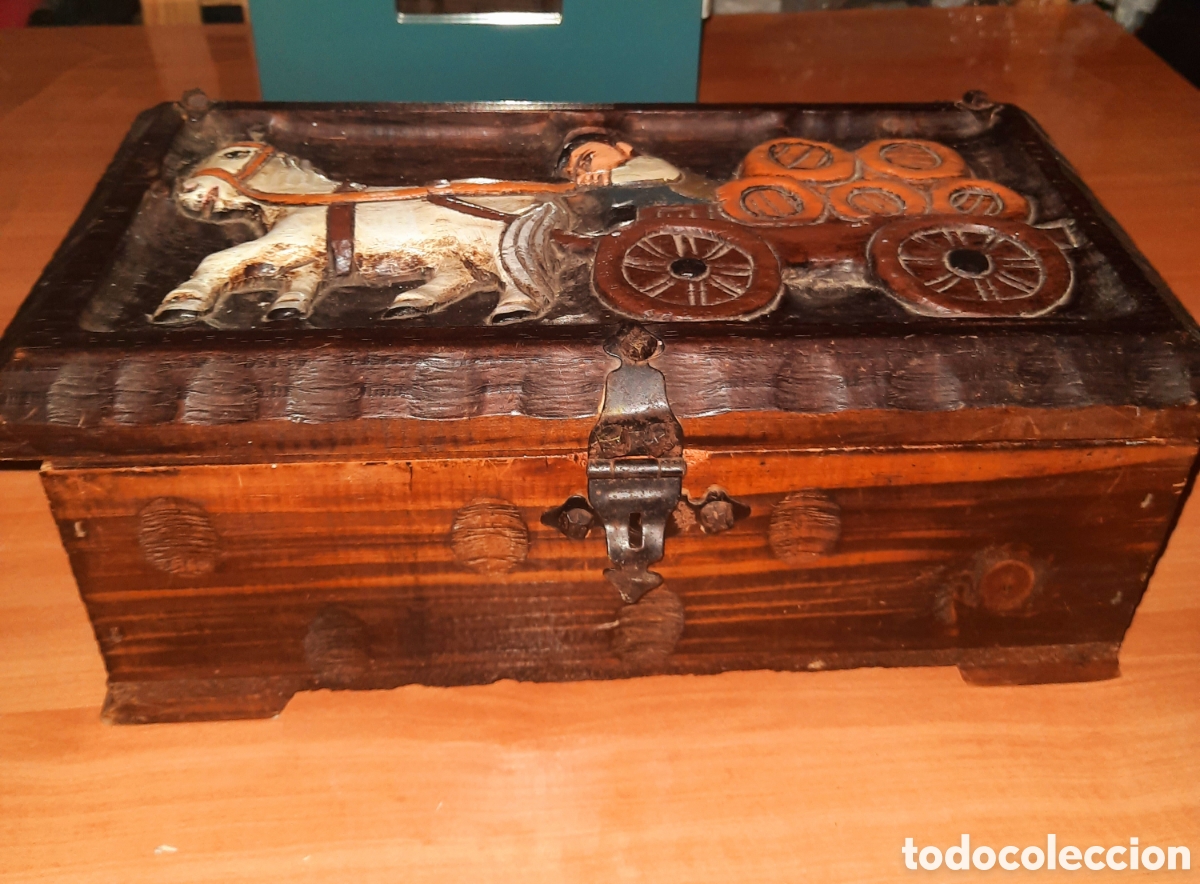 Antig&uuml;edades: Antiguo ba&uacute;l de madera tallada policromada - Foto 1