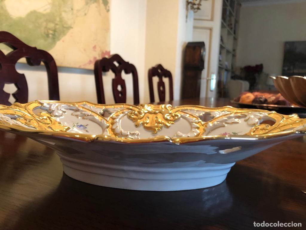 Antig&uuml;edades: Bandeja de porcelana labrada - Foto 1