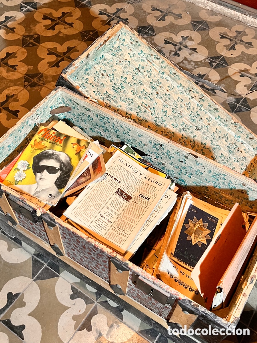 Antig&uuml;edades: Ba&uacute;l antiguo con revistas y libros - Foto 2