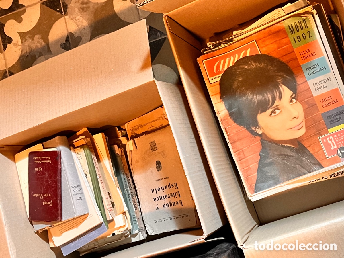 Antig&uuml;edades: Ba&uacute;l antiguo con revistas y libros - Foto 3