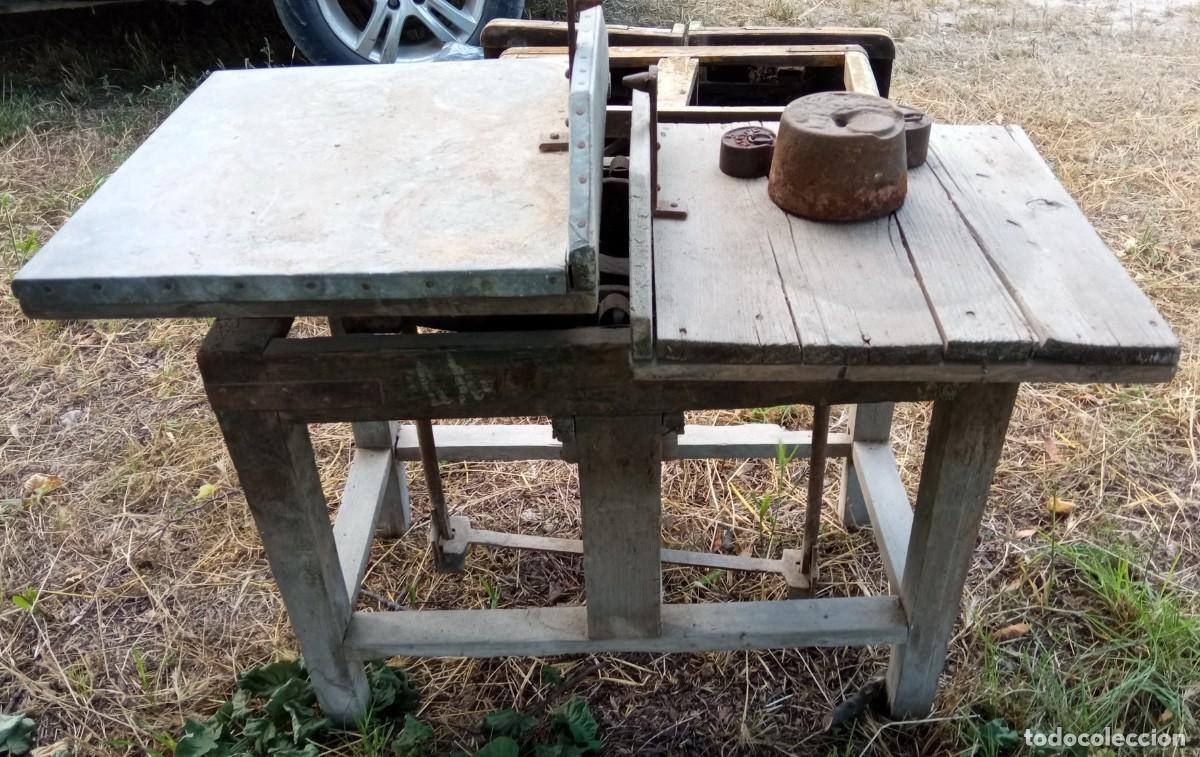 Antig&uuml;edades: Bascula antigua de madera - Foto 2