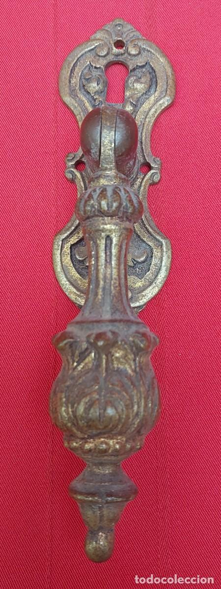 Antig&uuml;edades: TIRADOR DE BRONCE CON BOCA LLAVE - Foto 1
