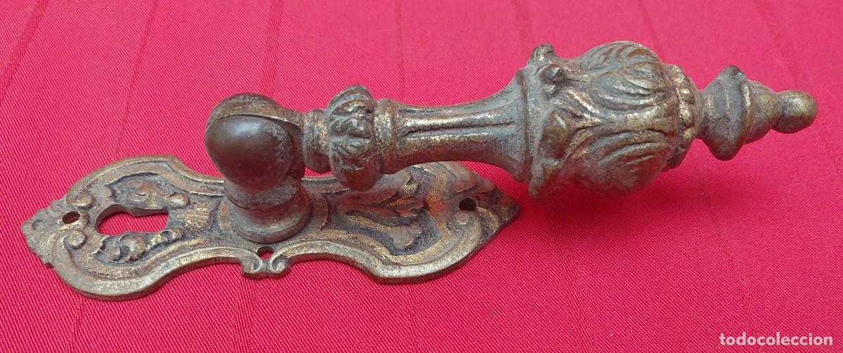 Antig&uuml;edades: TIRADOR DE BRONCE CON BOCA LLAVE - Foto 3