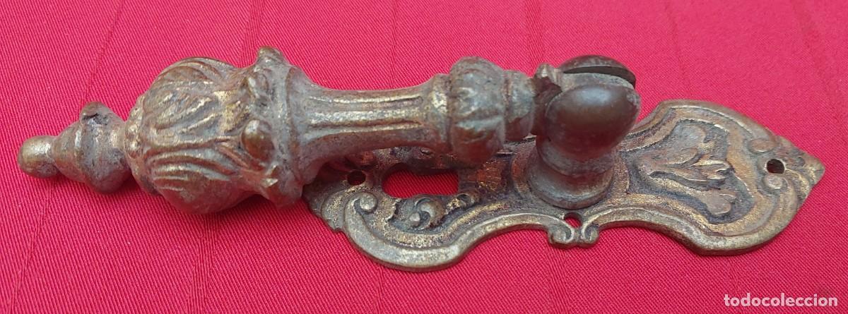 Antig&uuml;edades: TIRADOR DE BRONCE CON BOCA LLAVE - Foto 4