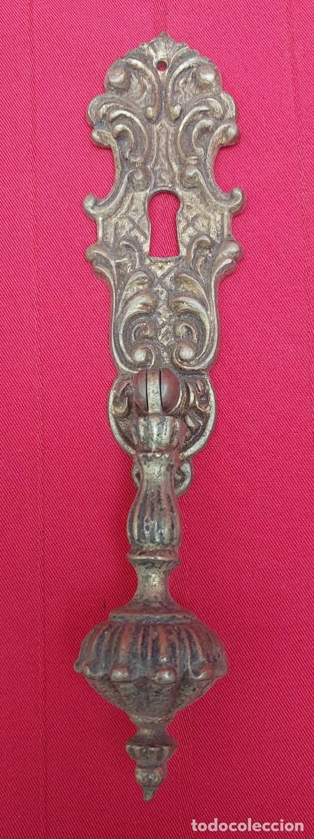 Antig&uuml;edades: TIRADOR DE BRONCE CON BOCA LLAVE - Foto 1