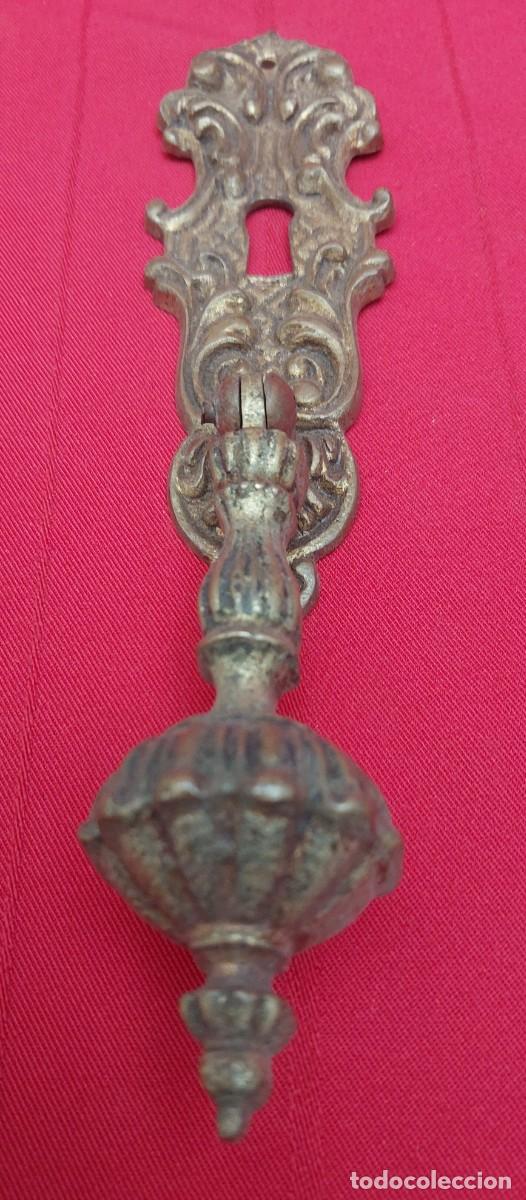 Antig&uuml;edades: TIRADOR DE BRONCE CON BOCA LLAVE - Foto 2