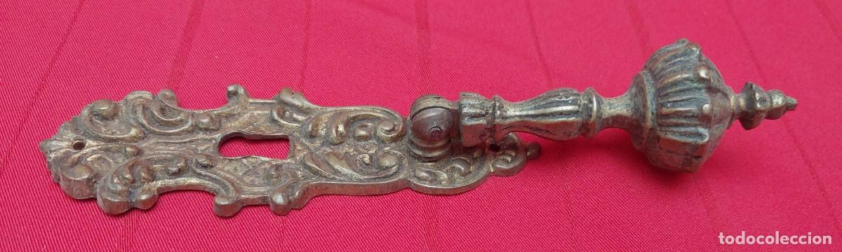 Antig&uuml;edades: TIRADOR DE BRONCE CON BOCA LLAVE - Foto 3
