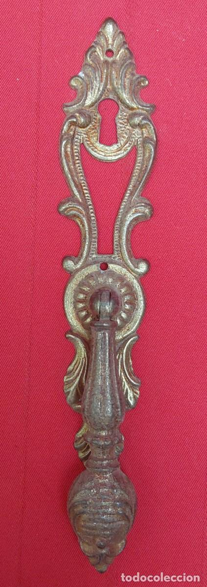 Antig&uuml;edades: TIRADOR DE BRONCE CON BOCA LLAVE - Foto 1