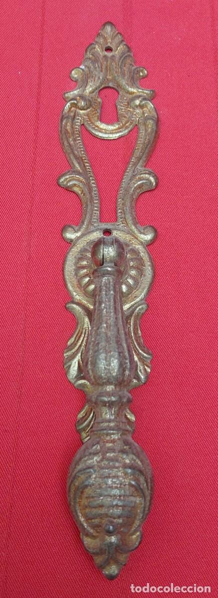 Antig&uuml;edades: TIRADOR DE BRONCE CON BOCA LLAVE - Foto 2