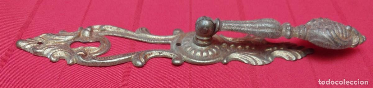Antig&uuml;edades: TIRADOR DE BRONCE CON BOCA LLAVE - Foto 3