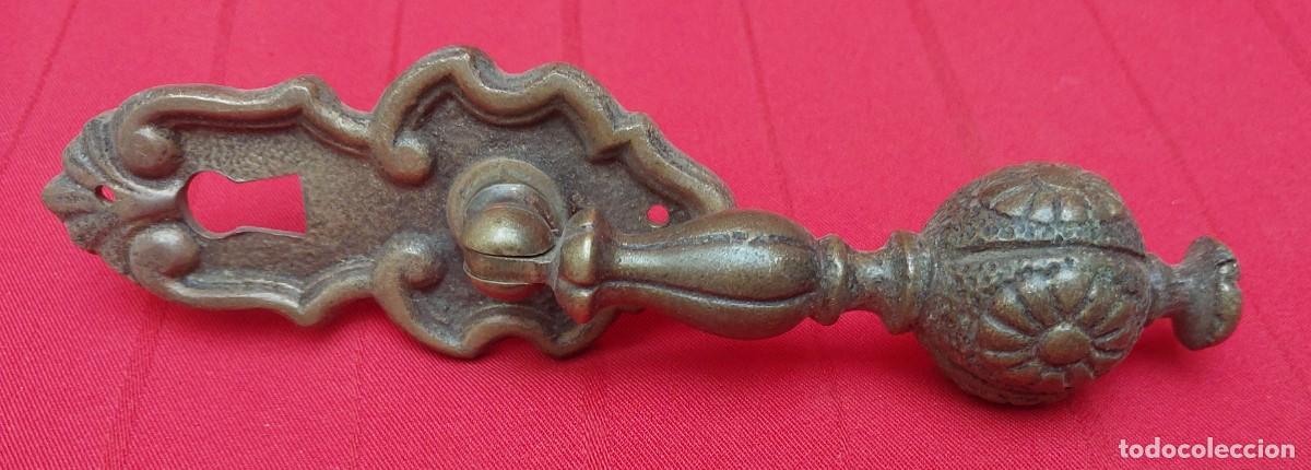 Antig&uuml;edades: TIRADOR DE BRONCE CON BOCA LLAVE - Foto 1