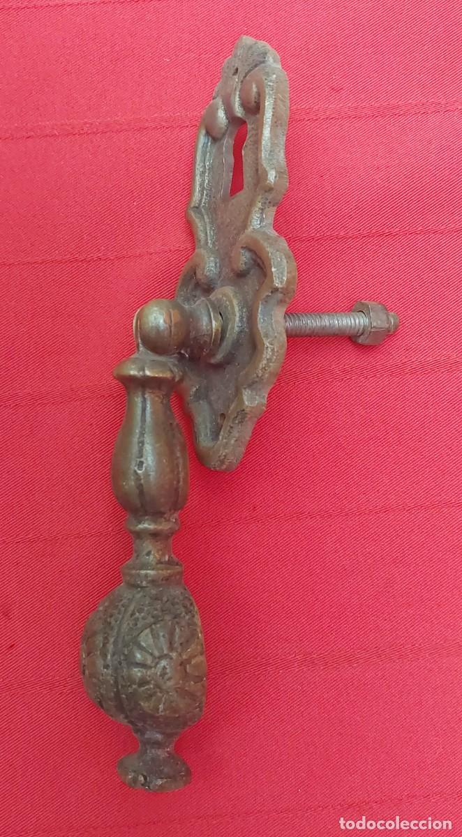 Antig&uuml;edades: TIRADOR DE BRONCE CON BOCA LLAVE - Foto 2
