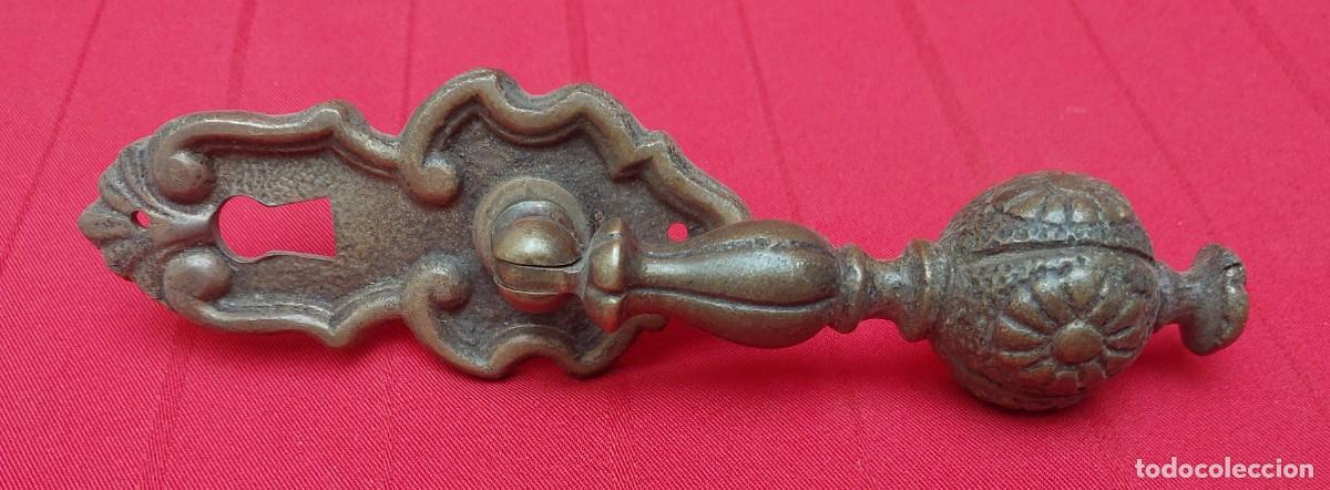 Antig&uuml;edades: TIRADOR DE BRONCE CON BOCA LLAVE - Foto 3