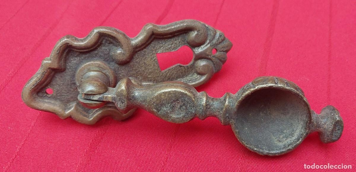 Antig&uuml;edades: TIRADOR DE BRONCE CON BOCA LLAVE - Foto 4