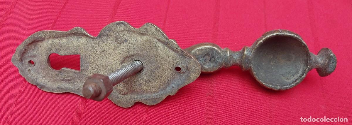 Antig&uuml;edades: TIRADOR DE BRONCE CON BOCA LLAVE - Foto 5
