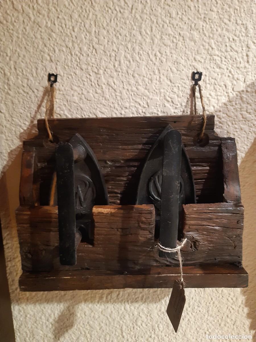 Antig&uuml;edades: PORTAPLANCHAS CON DOS PLANCHAS - Foto 1