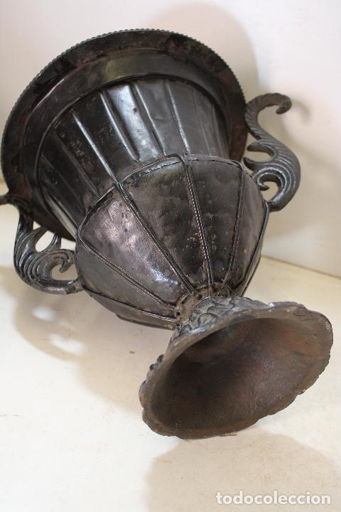 Antig&uuml;edades: copa de jardin macetero de hierro - Foto 2