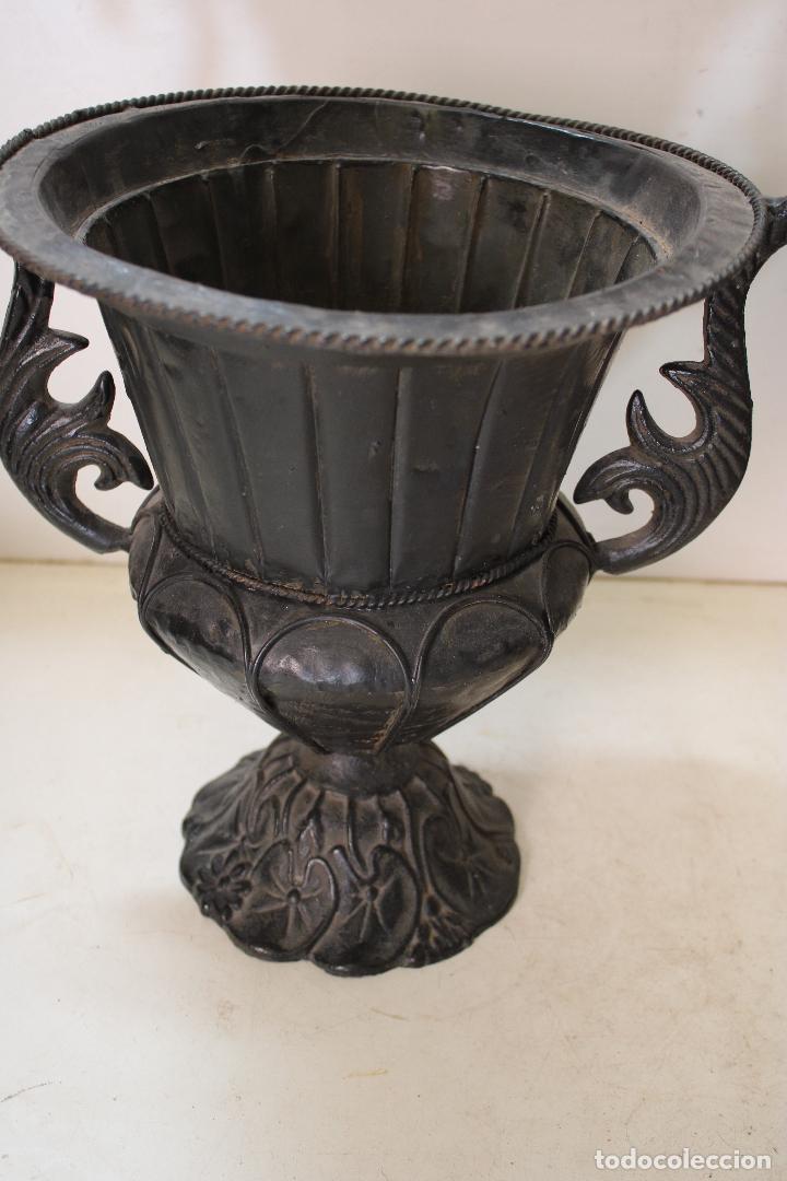 Antig&uuml;edades: copa de jardin macetero de hierro - Foto 1