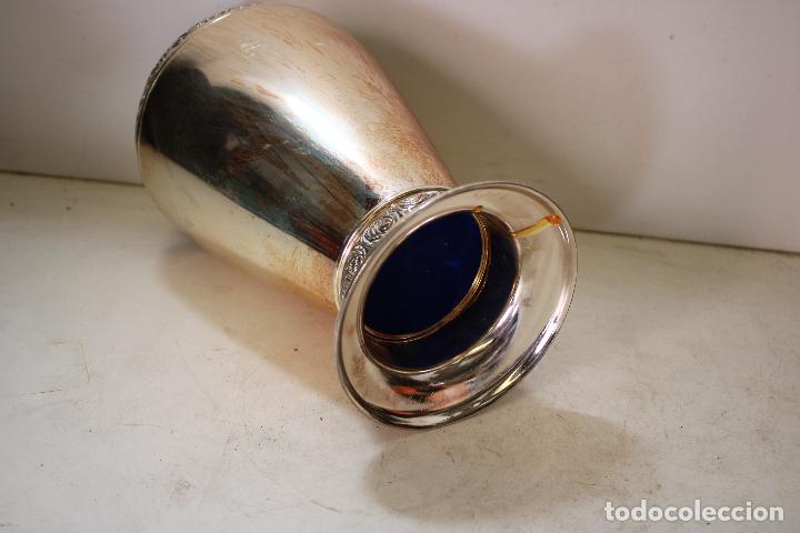 Antig&uuml;edades: florero de metal plateado - Foto 3