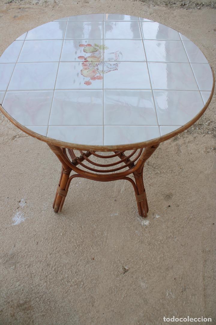 Antig&uuml;edades: mesa de mimbre con azulejos - Foto 4