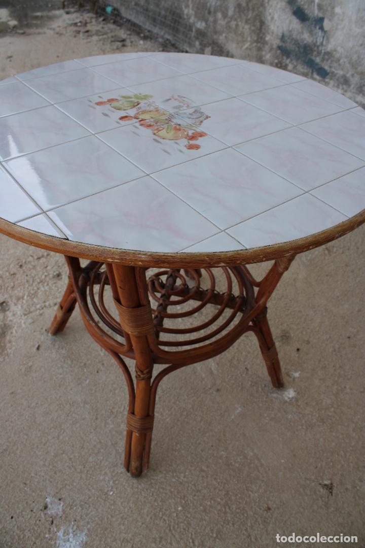 Antig&uuml;edades: mesa de mimbre con azulejos - Foto 6