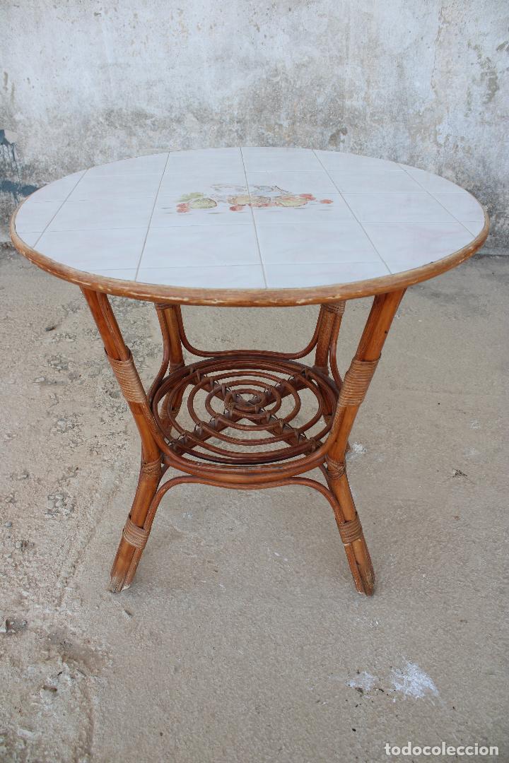 Antig&uuml;edades: mesa de mimbre con azulejos - Foto 1