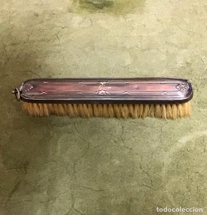 Antig&uuml;edades: CEPILLO PARA ROPA CON PLANCHA DE PLATA - Foto 1
