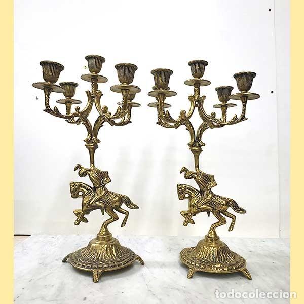 Antig&uuml;edades: PAREJA DE CANDELABROS DE BRONCE DORADO - Foto 1