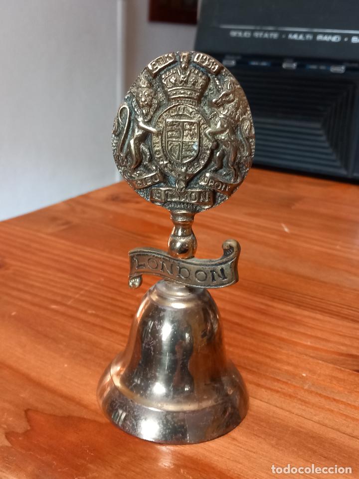 Oggetti Antichi: Campanilla London de bronce 14cm. de alta