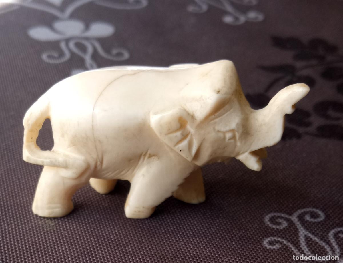 Oggetti Antichi: Peque&ntilde;o elefante tallado en marfil